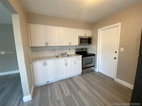 2300 Douglas St-Unit -5 in Hollywood, FL - Building Photo - Building Photo