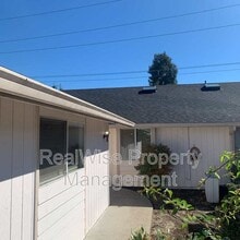 1467 Cameo Ct in Grants Pass, OR - Foto de edificio - Building Photo