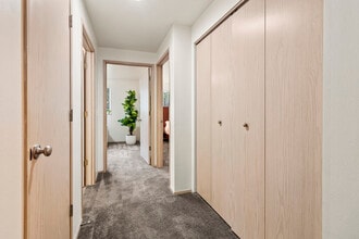 Oak Meadow in Eugene, OR - Building Photo - Building Photo