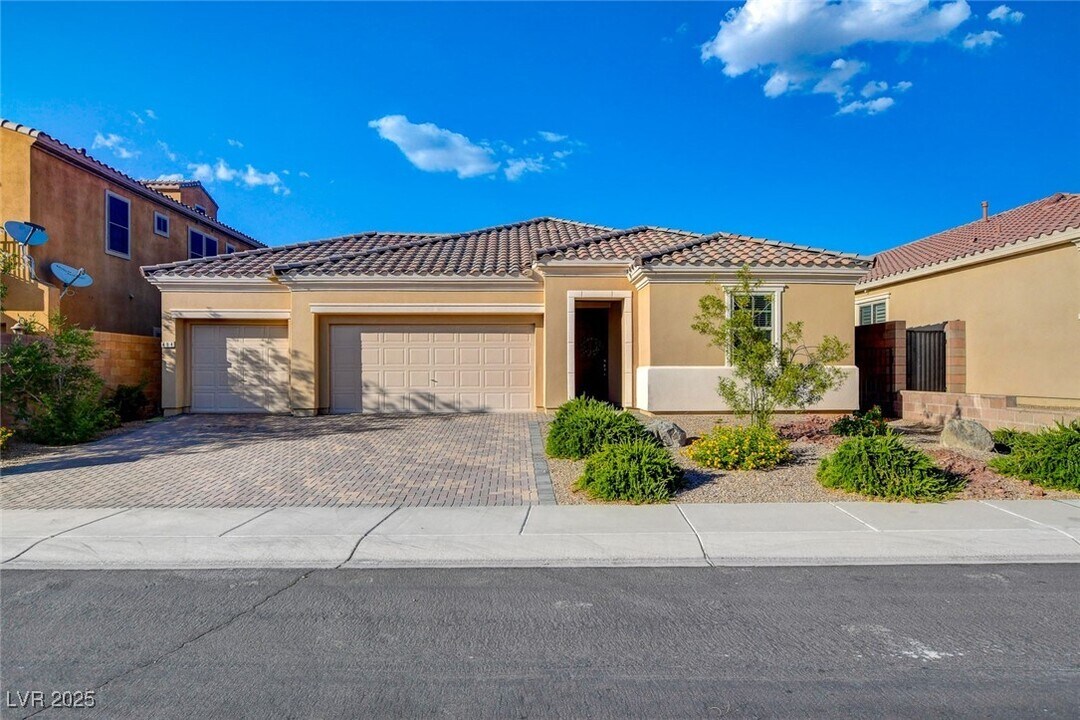 484 Punto Vallata Dr in Henderson, NV - Building Photo