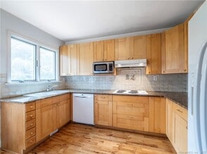 8 Maplewood Terrace in Norwalk, CT - Building Photo - Building Photo