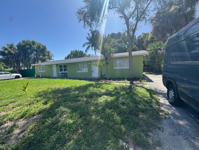 8821 Dania Dr in Palm Beach Gardens, FL - Building Photo - Building Photo