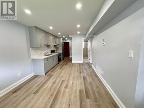 25-25 Glenside Ave in Toronto, ON - Building Photo - Building Photo