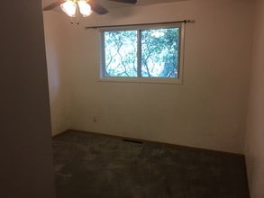 215 NW Webb St, Unit Upper in Pullman, WA - Foto de edificio - Building Photo