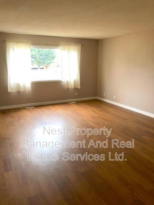 8077 Rochester Crescent in Prince George, BC - Building Photo