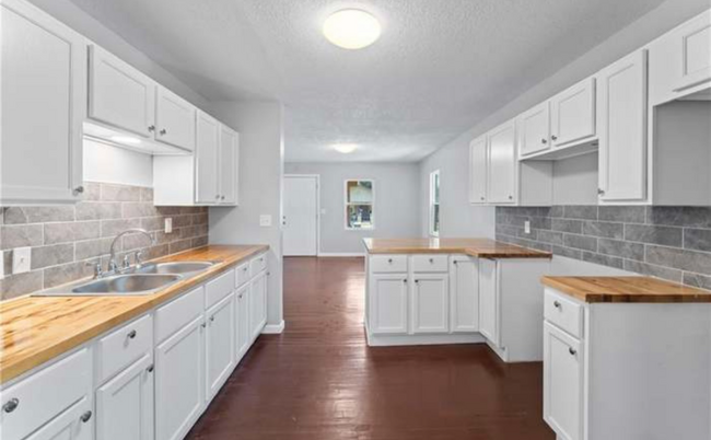 property at 2807 Quincy Ave