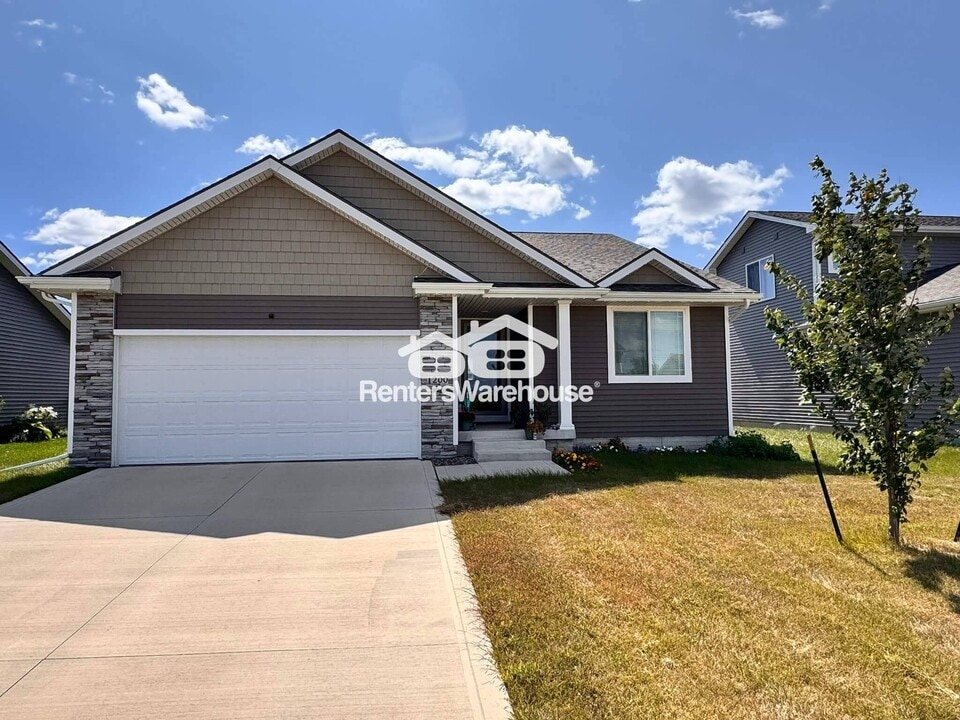 1200 Locust St in Waukee, IA - Building Photo