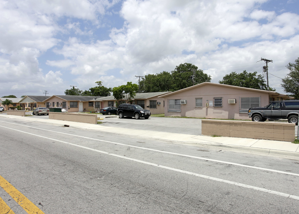 435-475 Ali Baba Ave in Opa Locka, FL - Building Photo