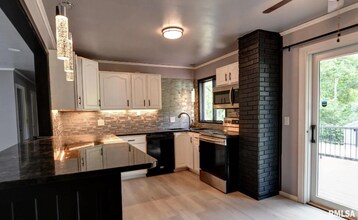 26 Sandcreek Dr in Decatur, IL - Building Photo - Building Photo
