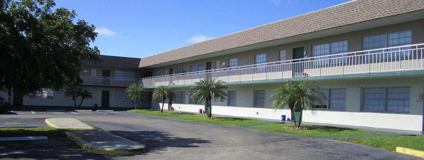 The Summertime Apartments in Lake Worth, FL - Building Photo