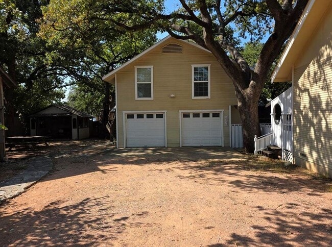 property at 109 W Travis St
