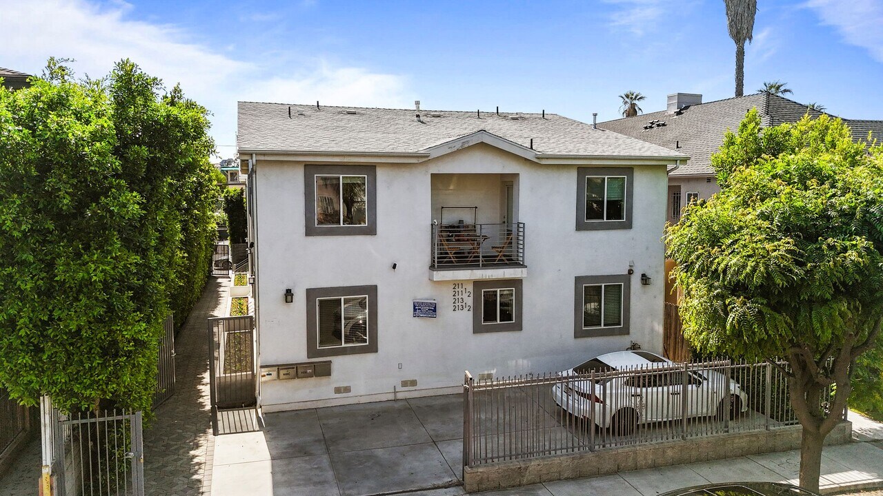 213 S Hoover St in Los Angeles, CA - Foto de edificio