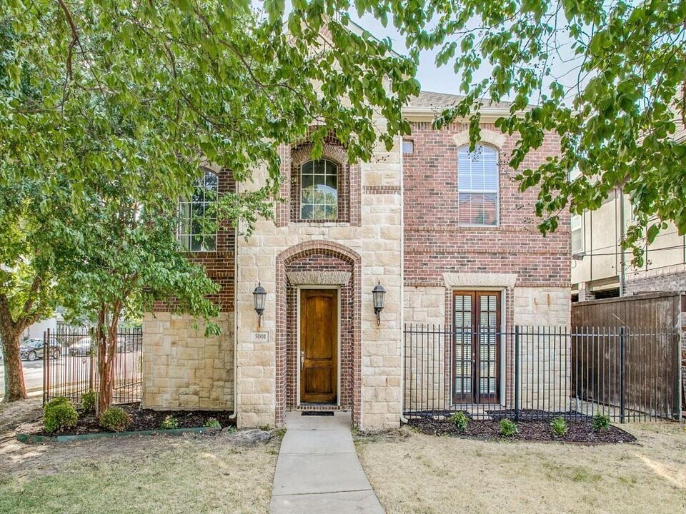 Gorgeous M Streets townhome with great roo in Dallas, TX - Building Photo