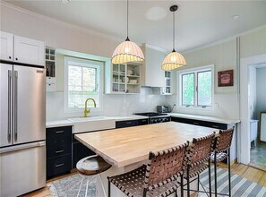 461 Spring St in Newport, RI - Building Photo - Building Photo