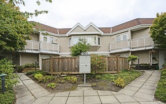 Royal Garden in Burnaby, BC - Building Photo