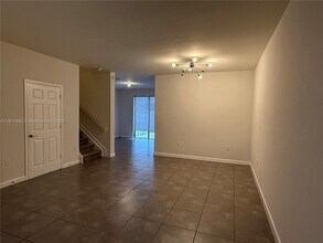 9345 W 34th Ct in Hialeah, FL - Foto de edificio - Building Photo