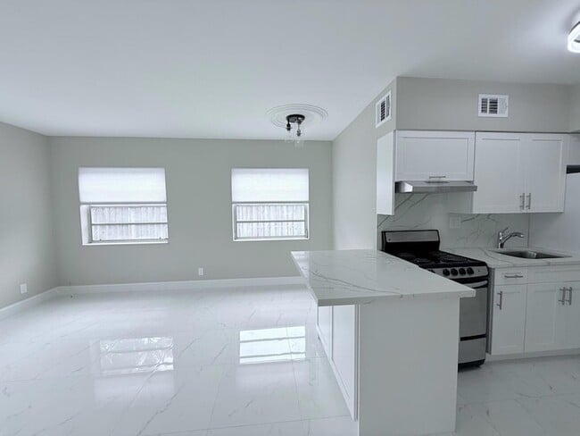2725 Middle River Dr, Unit 7 in Fort Lauderdale, FL - Building Photo - Building Photo