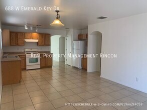 688 W Emerald Key Dr in Green Valley, AZ - Building Photo - Building Photo