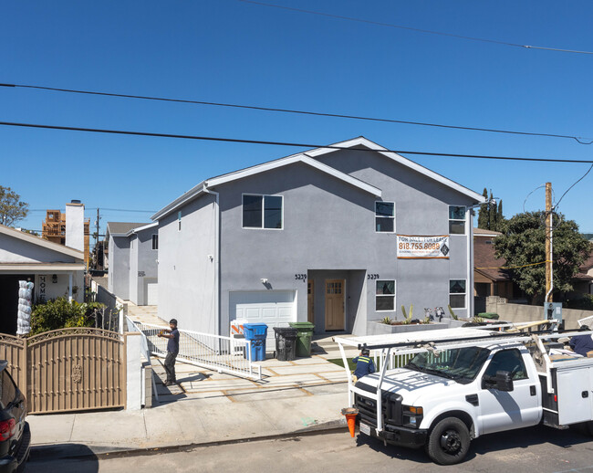 5239 Auckland Ave in North Hollywood, CA - Foto de edificio - Building Photo