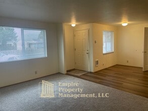 3806 Dove Ln in Eugene, OR - Building Photo - Building Photo