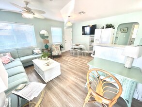 14902 N Bayshore Dr in Madeira Beach, FL - Building Photo - Building Photo