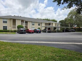 605 Squire Cir in Naples, FL - Building Photo