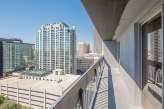 Houston House in Houston, TX - Foto de edificio - Building Photo