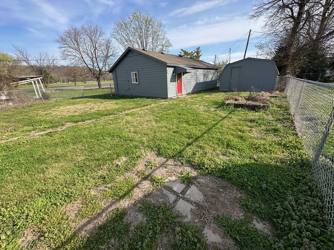 405-2 Benham Ave in Neosho, MO - Foto de edificio - Building Photo