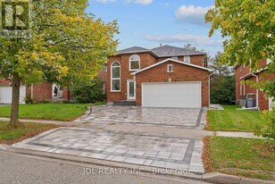 69 Aristotle Dr in Richmond Hill, ON - Building Photo