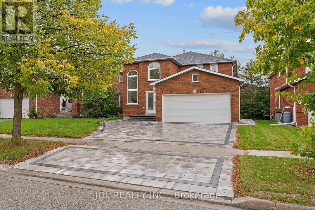 69 Aristotle Dr in Richmond Hill, ON - Building Photo