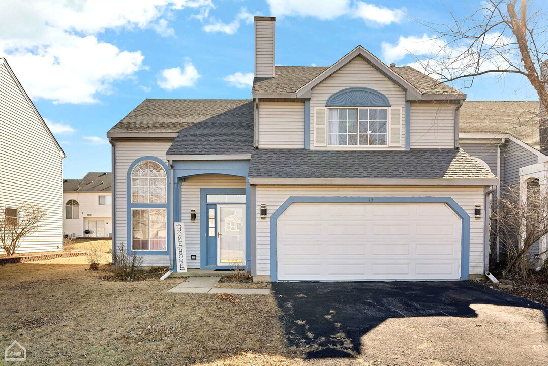 19 E Country Walk Dr in Round Lake Beach, IL - Foto de edificio