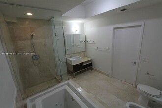 218 SE 14th St, Unit 23 in Miami, FL - Building Photo - Building Photo