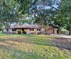 501 Ridge Dr in San Marcos, TX - Building Photo