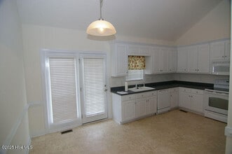 2104 Cherrytree Ln in Winterville, NC - Building Photo - Building Photo