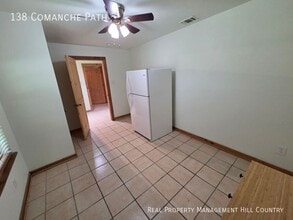 138 Comanche Path in Bandera, TX - Foto de edificio - Building Photo
