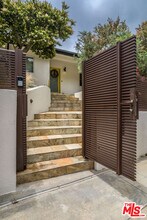 6570 Lakeridge Rd in Los Angeles, CA - Building Photo - Building Photo