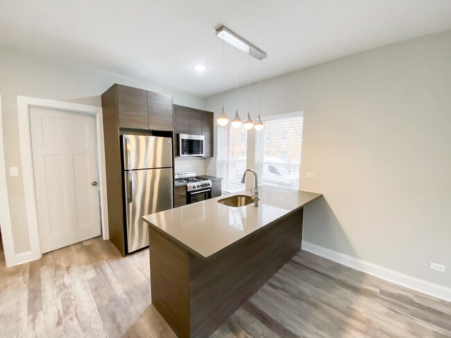2236 W Byron St, Unit 2