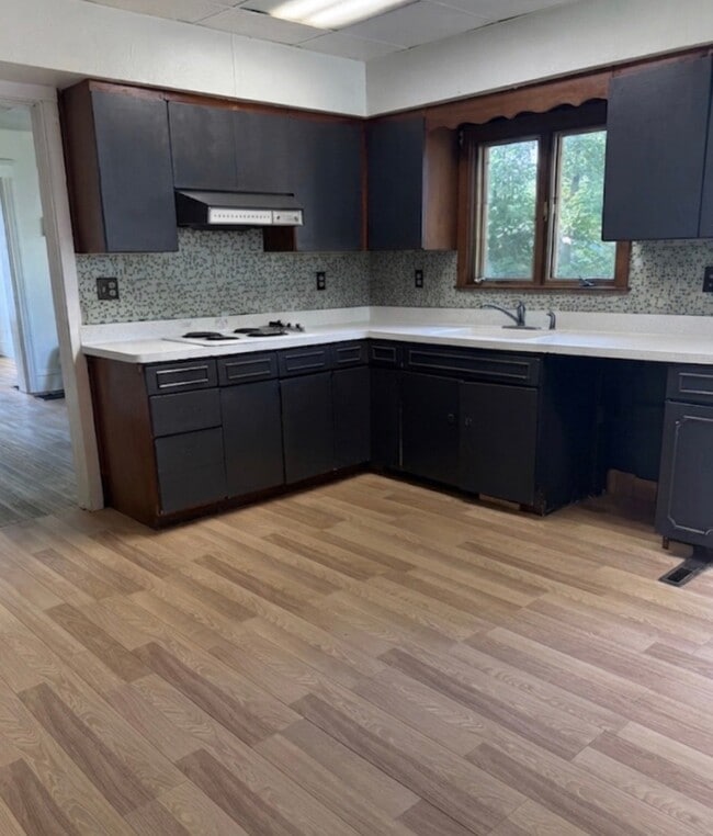 property at 915 W Douglas St