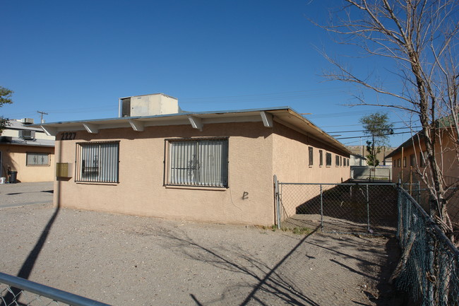 2227 Stewart Ave in Las Vegas, NV - Foto de edificio - Building Photo