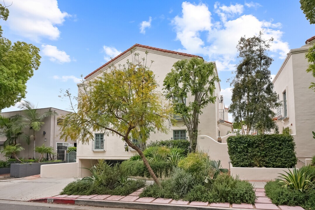 1123 Flores St in West Hollywood, CA - Building Photo