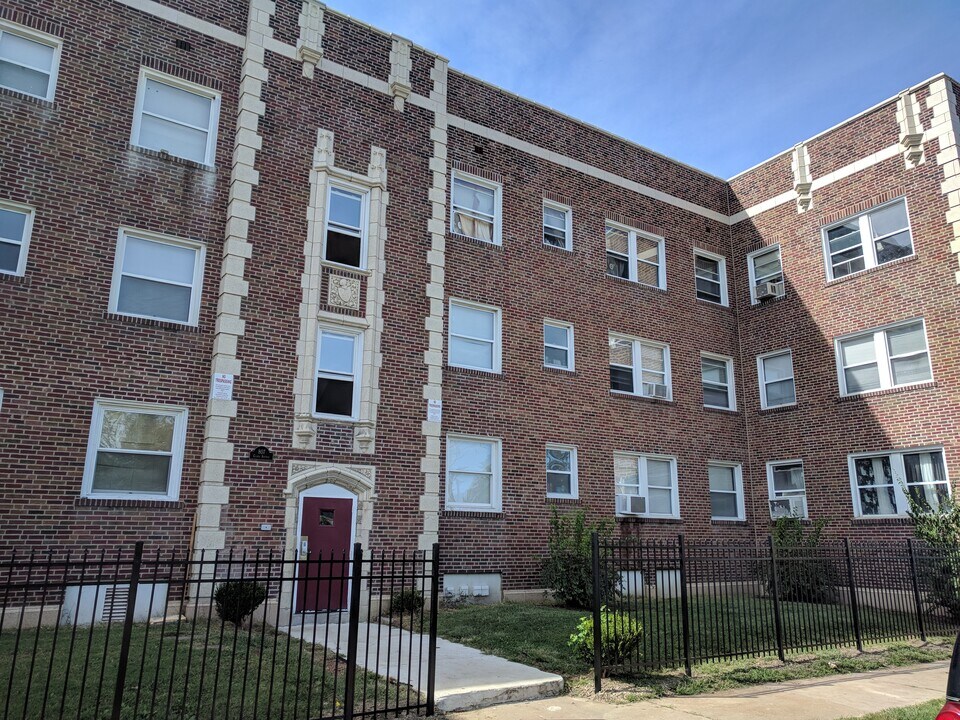 807 Clara Ave in St. Louis, MO - Foto de edificio