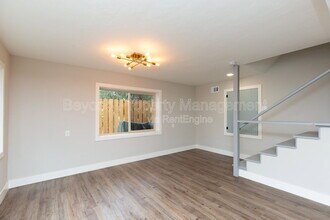 5464 Gilbert Dr in San Diego, CA - Building Photo - Building Photo