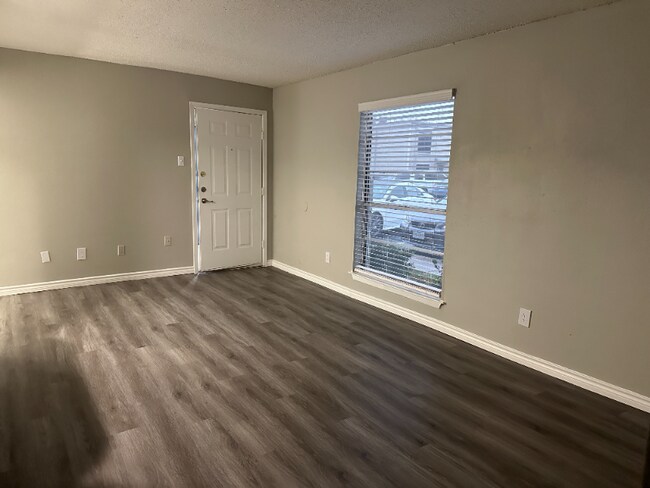 3754 W Buckingham Rd, Unit 103 in Garland, TX - Foto de edificio - Building Photo