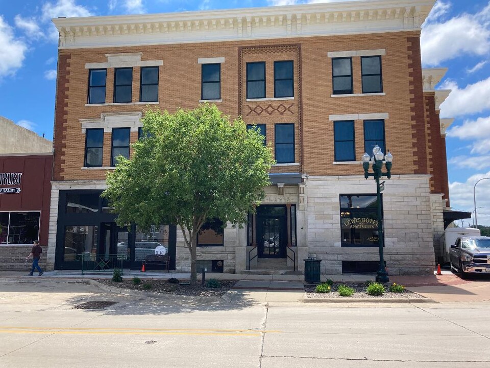 Lewis Hotel Apartments in Cherokee, IA - Foto de edificio