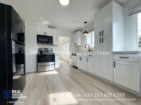 8420 S Tacoma Way in Lakewood, WA - Building Photo