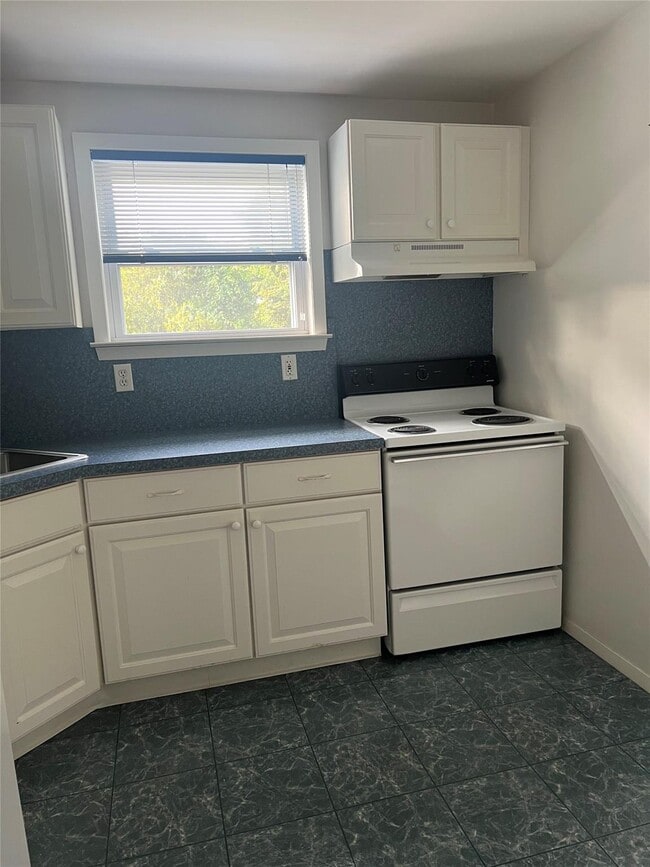 121 Sullivan Ave in Farmingdale, NY - Building Photo - Building Photo