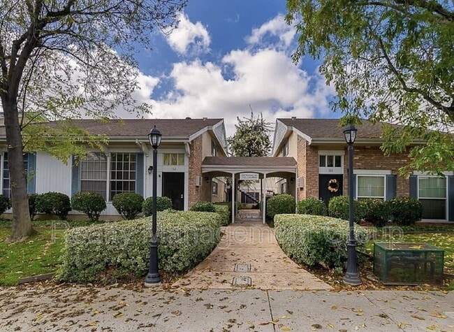 property at 4800 Williamsburg Ln