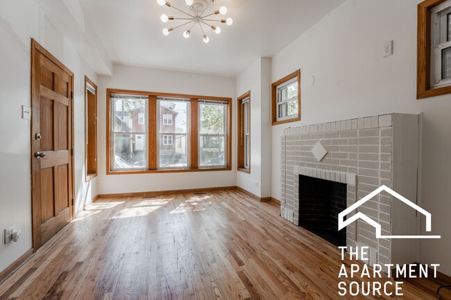 2110 N Oakley Ave, Unit 1 in Chicago, IL - Building Photo - Building Photo