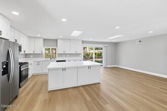 1069 Donner Ave in Simi Valley, CA - Building Photo - Building Photo