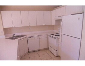 6940 NW 179th St in Hialeah, FL - Building Photo - Building Photo